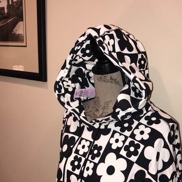 Wild fable cropped hoodie black & white flowers - Picture 4 of 7